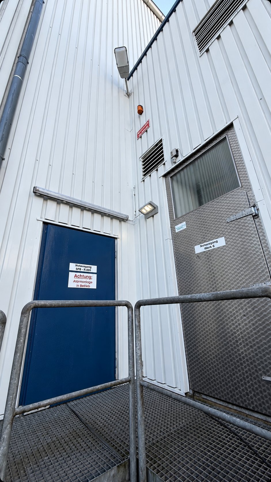 Gereinigte Industrieanlage nach der Fassadenreinigung