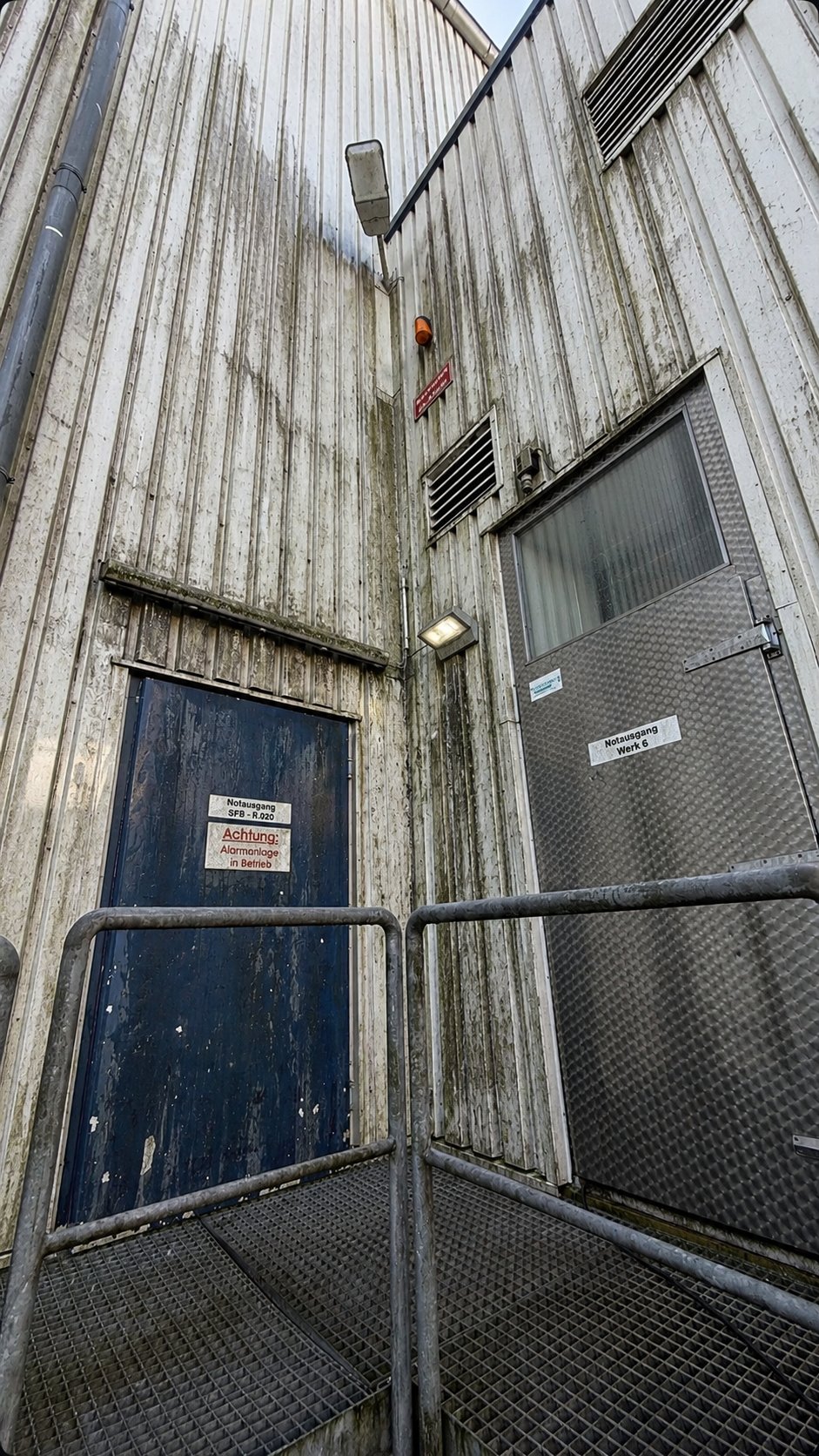 Verschmutzte Industrieanlage vor der Fassadenreinigung