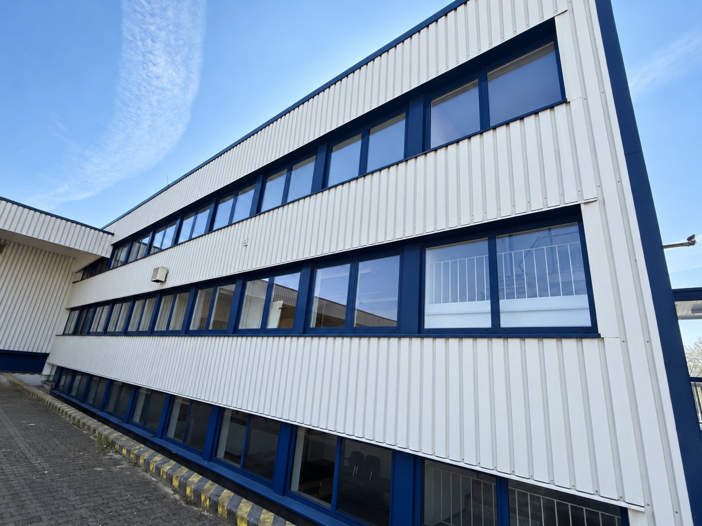 Saubere Industriefassade nach der Reinigung