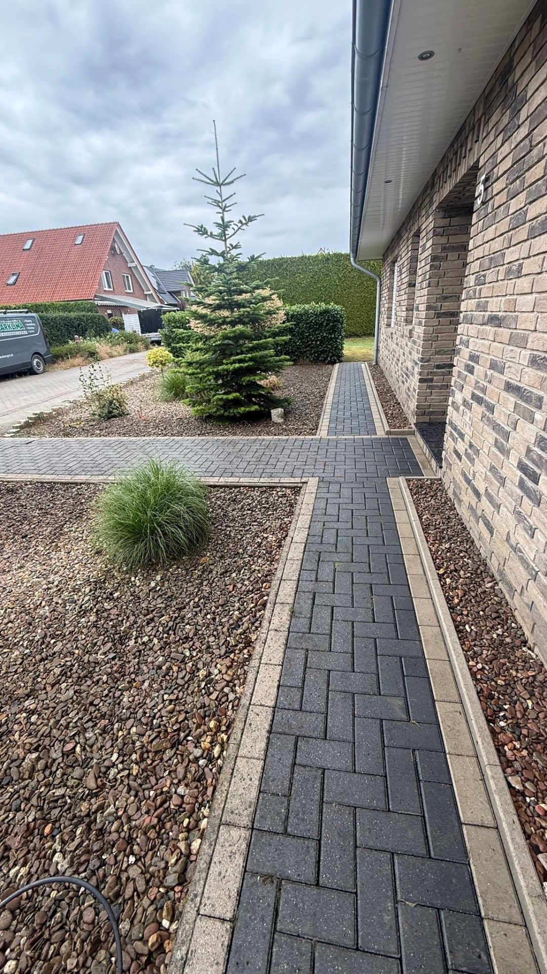 Gereinigter gepflasterter Weg nach der Grundreinigung