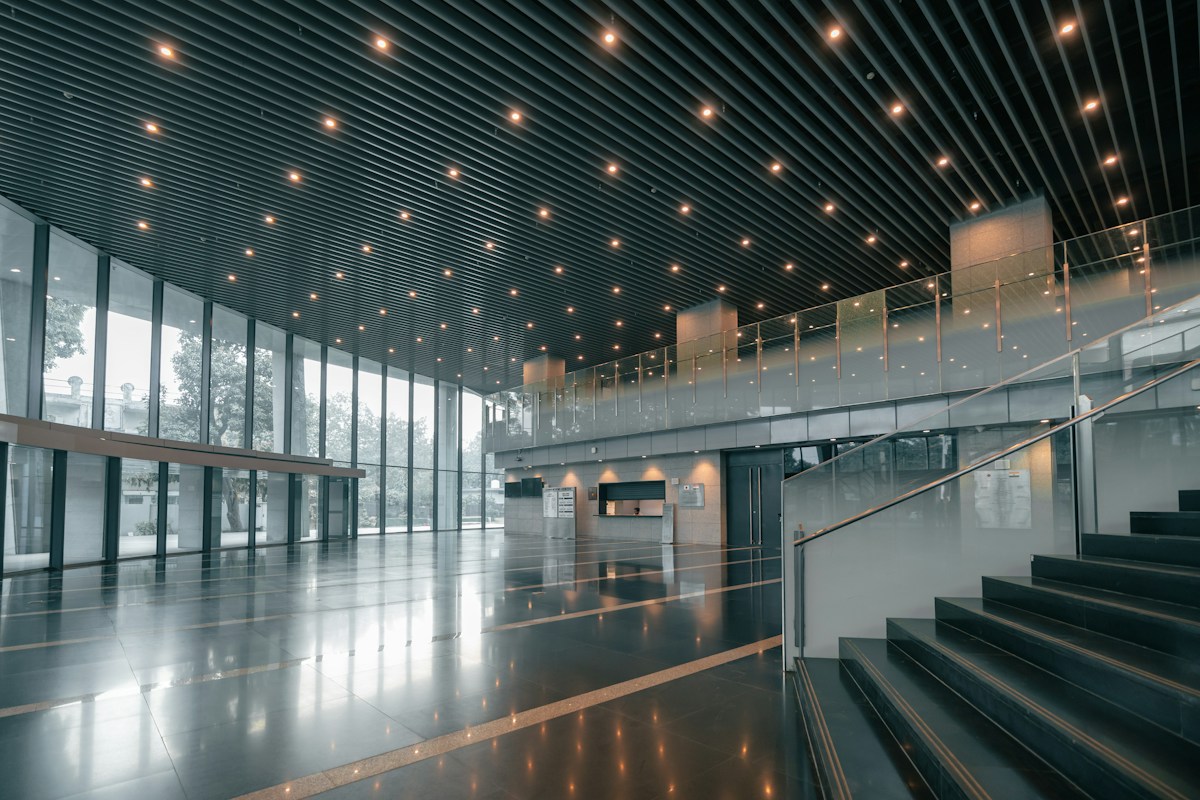 Sauberes modernes Treppenhaus
