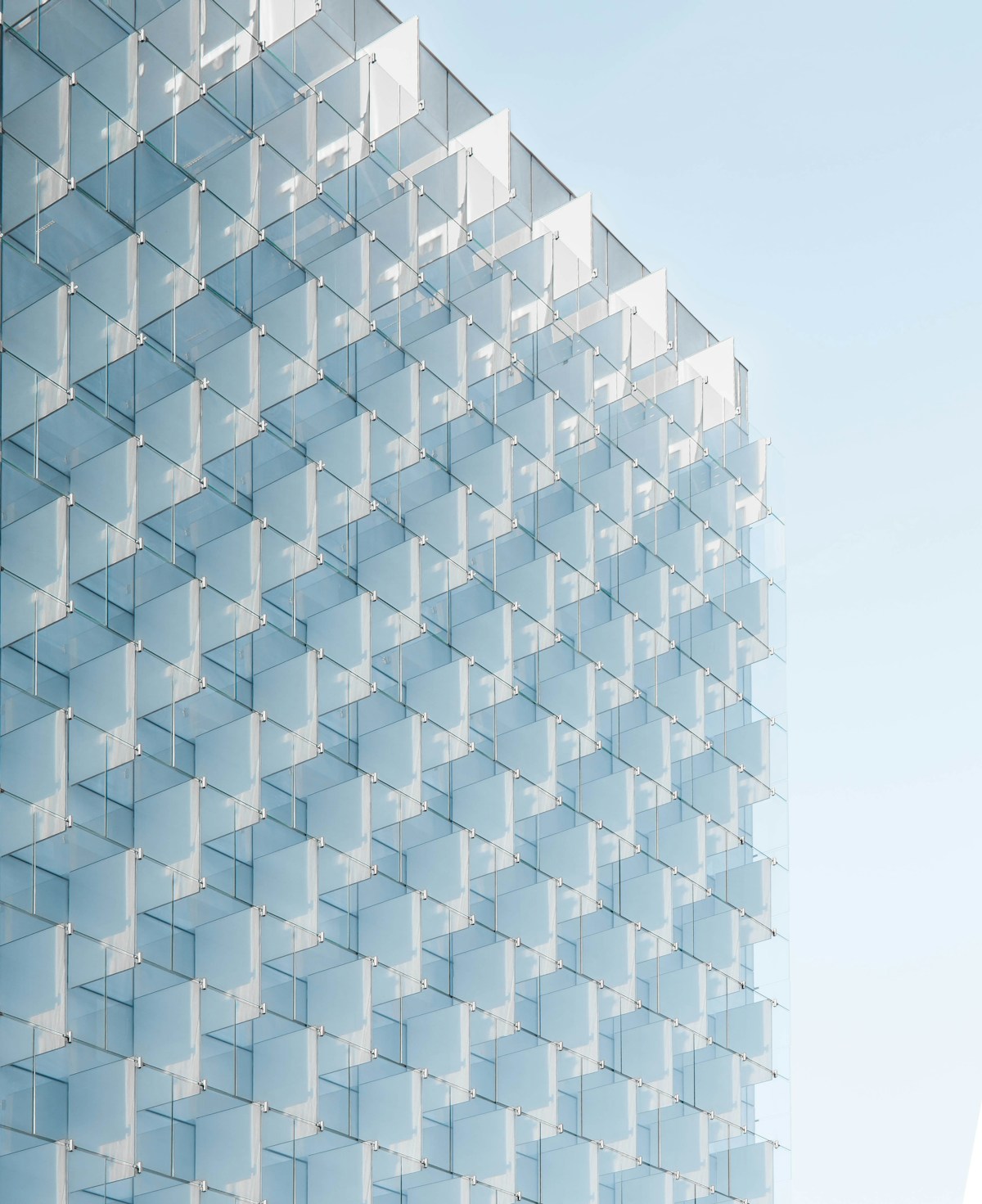 Professionell gereinigte große Glasfassade